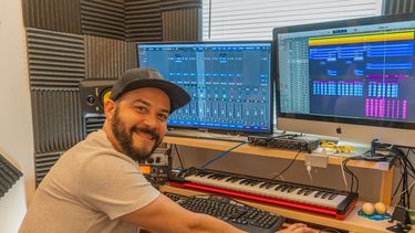 El músico cubano José Alabré funda su propio estudio de grabación y mezcla bajo el nombre SonArt Studios.