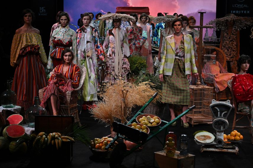 Modelos presentan creaciones de la colección Primavera / Verano 2022 del diseñador español Duyos durante la Mercedes Benz Fashion Week en Madrid el 16 de septiembre de 2021. &nbsp;