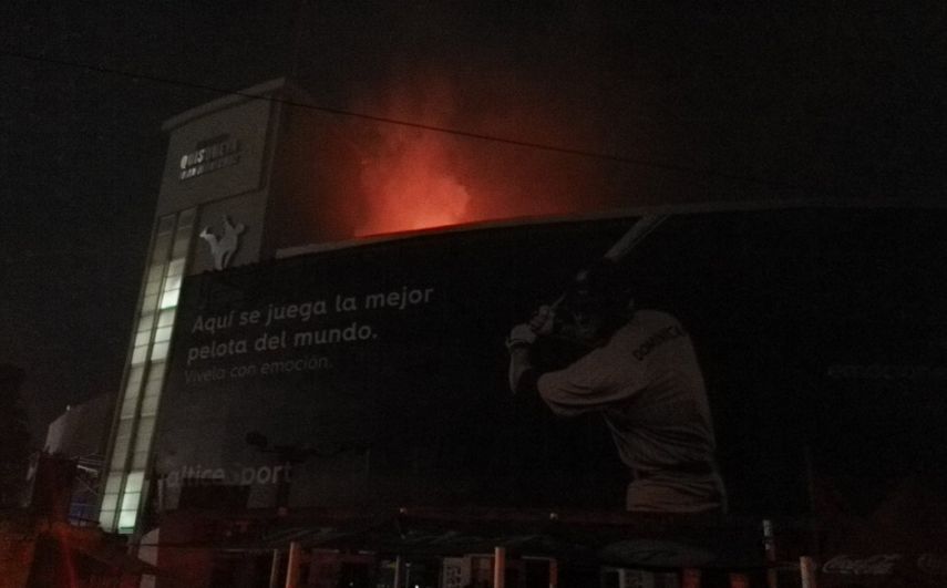 Imagen de las llamas en la parte superior del estadio Quisqueya, en Santo Domingo, República Dominicana.