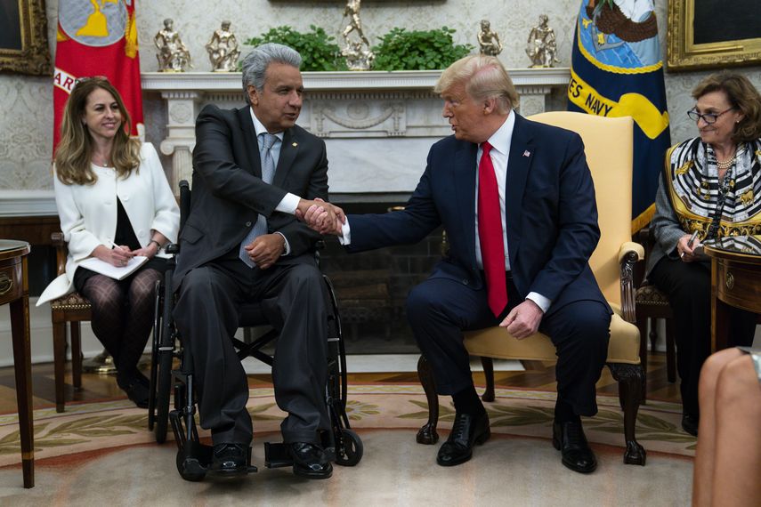 El presidente Donald Trump estrecha la mano del mandatario de Ecuador Lenín Moreno durante una reunión en la Oficina Oval de la Casa Blanca, el miércoles 12 de febrero de 2020, en Washington. 
