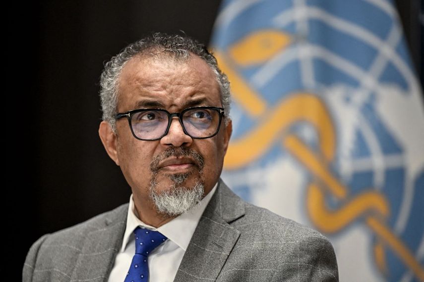 El director general de la OMS, Tedros Adhanom Ghebreyesus, observa durante una conferencia de prensa con la Asociación de Corresponsales Acreditados ante las Naciones Unidas (ACANU) en la sede de la Organización Mundial de la Salud en Ginebra, el 10 de diciembre de 2024&nbsp;