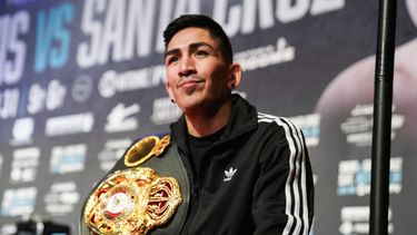 El boxeador mexicano Leo Santa Cruz reside en Estados Unidos, pero pelea en nombre de los dos países
