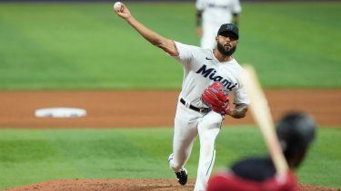 El dominicano Sandy Alcántara, abridor de los Marlins de Miami, realiza un lanzamiento en el juego del martes 4 de abril de 2023, ante los Mellizos de Minnesota.