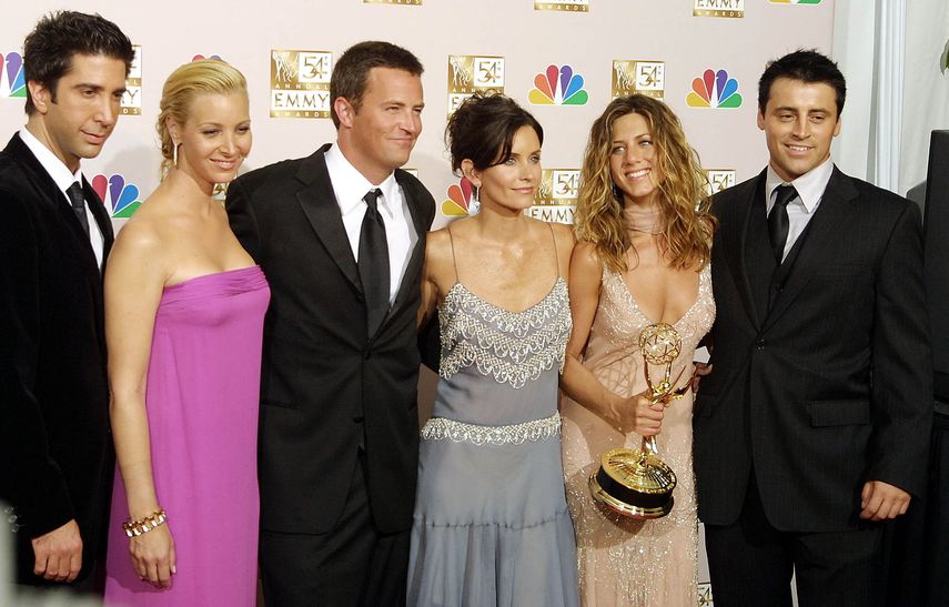 En esta foto de archivo, los miembros del elenco de Friends, que ganó la serie de comedia sobresaliente, posan en la 54 entrega anual de los Emmy en el Auditorio Shrine de Los Angeles el 22 de septiembre de 2002.&nbsp;