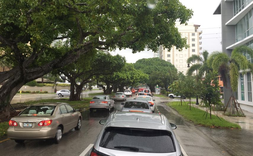 La fuerte congestión de tráfico alcanzó la avenida Coral Way.