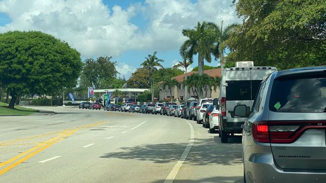 Largas colas de vehículos en las gasolineras se observaron en Miami-Dade el 12 de mayo. Los conductores esperaban horas para conseguir combustible.
