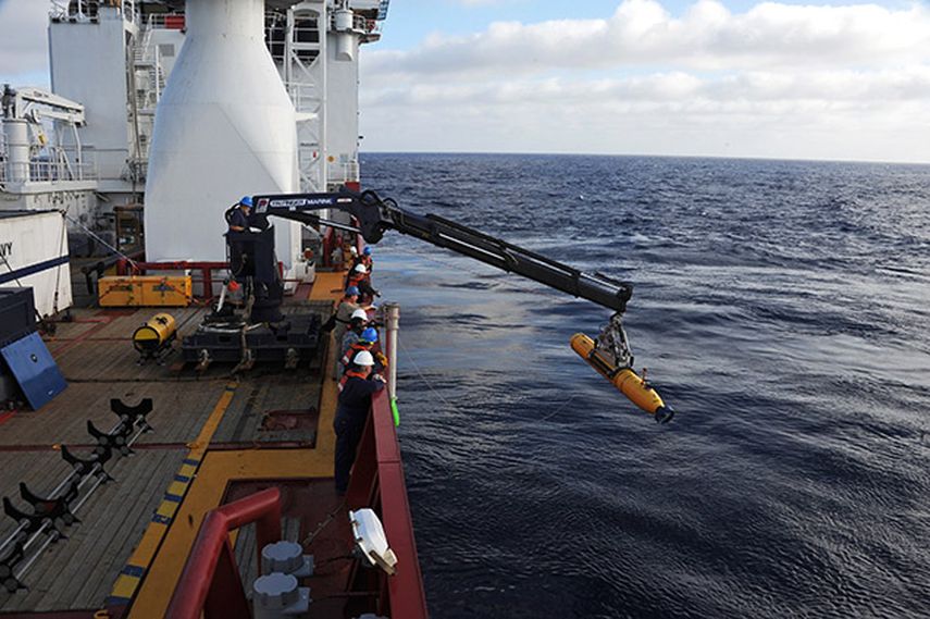 El sumergible robot Bluefin 21 de la Armada estadounidense es retirado de las aguas por el barco australiano Ocean Shield después de que terminara una misión de localización de restos del avión perdido de Malaysia Airlines en el océano Indico. (AP)