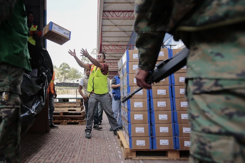 El Consejo Nacional Electoral, con el apoyo de los militares, comienza la distribución del material electoral con miras a los comicios del próximo 2 de abril, cuando los ecuatorianos escogerán al sucesor del gobernante Rafael Correa.&nbsp;