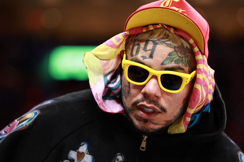 Se puede ver a Tekashi 6ix9ine durante la segunda mitad de un partido entre los Miami Heat y los Cleveland Cavaliers en el Kaseya Center el 12 de noviembre de 2025 en Miami, Florida.