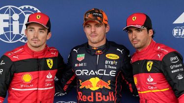 El piloto de Red Bull Max Verstappen (centro) posa con los de Ferrari Charles Leclerc (izquierda) y Carlos Sainz tras la sesión de clasificación del Gran Premio de Fórmula Uno de Japón, en Suzuka, Japón, el 8 de octubre de 2022.