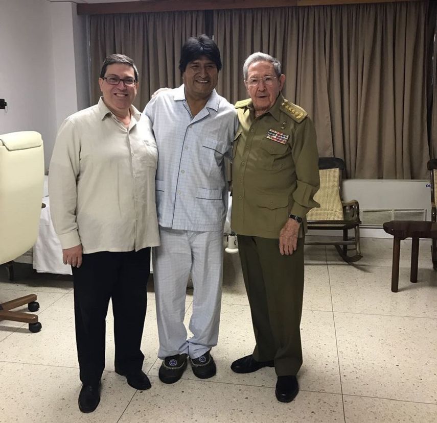 El canciller cubano Bruno Rodríguez (izq.), y el gobernante Raúl Castro (der.) visitaron al boliviano Evo Morales (cen) en el hospital de La Habana donde estuvo internado a inicios de marzo de 2017.