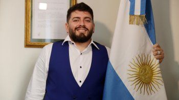 NOTICIA DE VENEZUELA  - Página 61 Diego-maradona-junior-sujeta-la-bandera-argentina-al-posar-una-foto-una-entrevista-ap-recibir-la-ciudadania-argentina-el-consulado-argentino-roma-el-jueves-25-marzo-2021