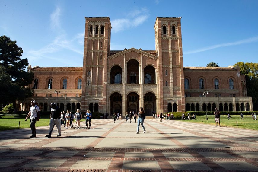 Varios estudiantes caminan por el campus de la Universidad de California en Los Ángeles (UCLA) donde más de 200 personas han sido puestos en cuarentena para evitar la propagación de un brote de sarampión.