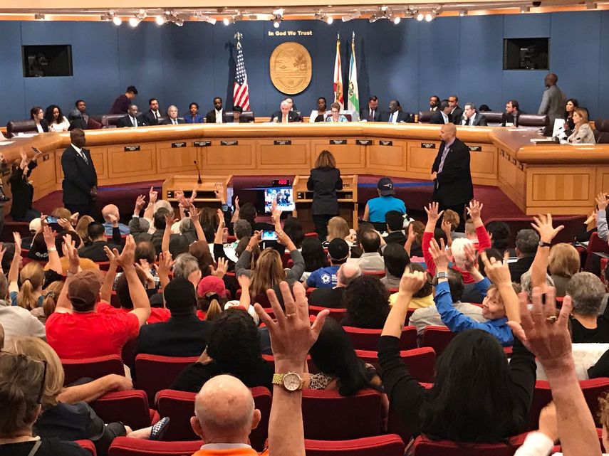 La Comsión de Miami-Dade aprobó las instrucciones del alcalde Carlos Giménez, de cumplir con la solicitud federal de proveer información a Inmigración sobre detenidos.