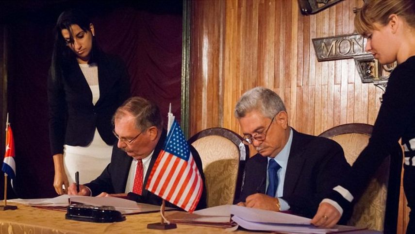 Momento de la firma del acuerdo entre las autoridades de Cuba y el estado de Mississippi, en EEUU.