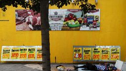 Un indigente duerme en un colchón en una acera cerca de una tienda de abarrotes en Santiago, Chile, el miércoles 2 de diciembre de 2020. Aunque América Latina y el Caribe disponen de alimentos para satisfacer a sus más de 600 millones de habitantes, el año pasado 191 millones de personas tuvieron una alimentación insuficiente y de ellas 47,7 millones pasaron hambre, según un informe de las Naciones Unidas divulgado el miércoles.