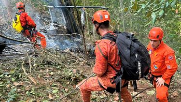 Imagen facilitada por el Cuerpo de Bomberos de Río de Janeiro que muestra a bomberos trabajando para extinguir un incendio tras la caída de un helicóptero —accidente en el que murieron cuatro personas— en el Parque Nacional de Tijuca, en Río de Janeiro (Brasil), el 8 de agosto de 2026.