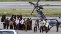 El presidente de Colombia, Iván Duque (izq.), Camina rodeado de guardaespaldas cerca del helicóptero presidencial en la pista del Aeropuerto Internacional Camilo Daza luego de que fuera alcanzado por disparos en Cúcuta, Colombia, el 25 de junio de 2021. El presidente de Colombia, Iván Duque (izq.), Camina rodeado de guardaespaldas cerca del helicóptero presidencial en la pista del Aeropuerto Internacional Camilo Daza luego de que fuera alcanzado por disparos en Cúcuta, Colombia, el 25 de junio de 2021.