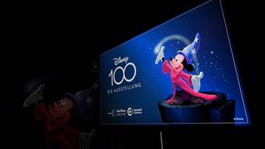 Una pantalla muestra el anuncio del espectáculo Disney 100 - The Exhibition en el pequeño salón olímpico de Múnich, en el sur de Alemania, el 17 de abril de 2023. La exposición celebra los 100 años de The Walt Disney Company y sumerge a los fans en las historias que han cautivó a personas de todo el mundo desde 1923.