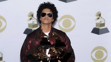 Bruno Mars posa con sus seis premios durante la 60 edición de los Grammy, en la que resultó el gran vencedor.&nbsp;