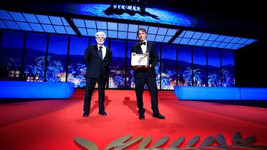 El director estadounidense Sean Baker (derecha) posa junto al director estadounidense George Lucas después de ganar la Palma de Oro por la película Anora durante la ceremonia de clausura de la 77 edición del Festival de Cine de Cannes en Cannes, sur de Francia, el 25 de mayo de 2024.