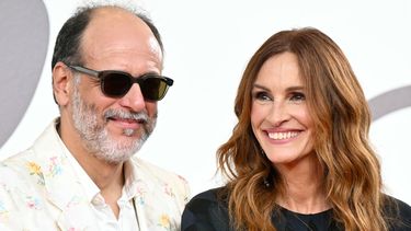 El director italiano Luca Guadagnino y la actriz estadounidense Julia Roberts asisten a la alfombra roja de la película After the Hunt, presentada fuera de concurso en el 82º Festival Internacional de Cine de Venecia, en el Lido de Venecia el 29 de agosto de 2025.&nbsp;