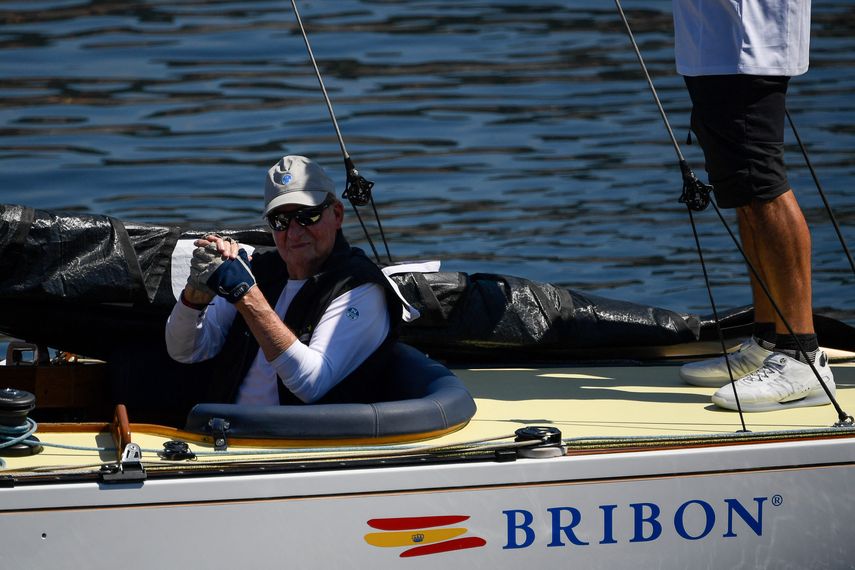 El rey emérito de España, Juan Carlos I, hace un gesto mientras se sienta a bordo de su yate Bribón en Sanxenxo, norte de España, el 30 de julio de 2023.