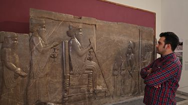 Un aficionado al arte visita el National Museum of Iran en la capital persa. En Irán los museos reabrieron este domingo tras dos años de cierre a causa de la pandemia.&nbsp;