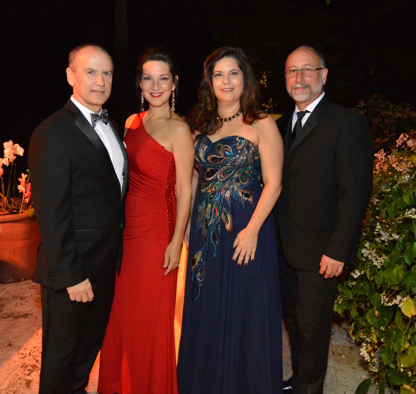 Leslie y Bill Decanio , Mindy Márquez y Fidel González&nbsp;
