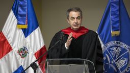 Zapatero fue tras investido Doctor Honoris Causa por la Universidad Autónoma de Santo Domingo.