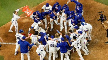 Adolis García anota tras conectar el jonrón de la victoria de los Rangers de Texas sobre los Diamondbacks de Arizona, el viernes 27 de octubre de 2023, en el primer juego de la Serie Mundial.