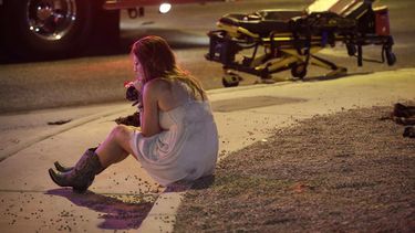 Una mujer sentada en una acera el 2 de octubre de 2017 en el lugar de un tiroteo masivo ocurrido en un festival musical el 1 de octubre en el que muieron 58 personas y cientos resultaron heridas en Las Vegas. El documental 11 Minutes presenta un relato detallado de la masacre de 2017 en un concierto de country en Las Vegas. El documental de más de tres horas de duración debuta en Paramount+ el martes.&nbsp;