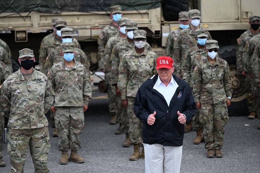 El presidente Donald Trump, posa con tropas de la Guardia Nacional en Lake Charles, Louisiana, el 29 de agosto de 2020. 