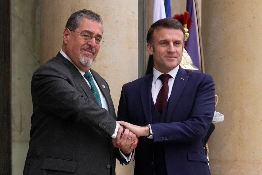 El presidente de Guatemala, Bernardo Arévalo (izquierda), y el francés Emmanuel Macron se saludan previo a una reunión en el Palacio del Elíseo, el lunes 19 de febrero de 2019, en París.