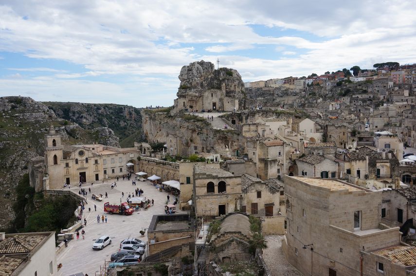Y por supuesto, como en toda Italia, también la vida en Matera gira en torno a la comida, como lo demuestran los numerosos restaurantes en la ciudad.