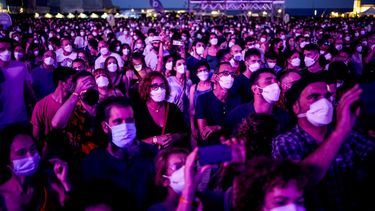 Espectadores disfrutan de una presentación en el marco del festival de música Cruilla en Barcelona, España.