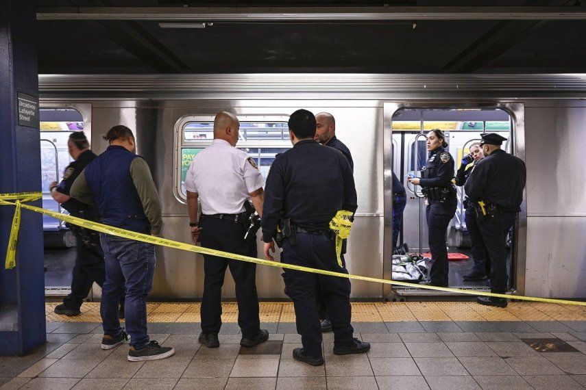 Policías de Nueva York investigan en el lugar del incidente en un tren del metro de Nueva York. ARCHIVO.