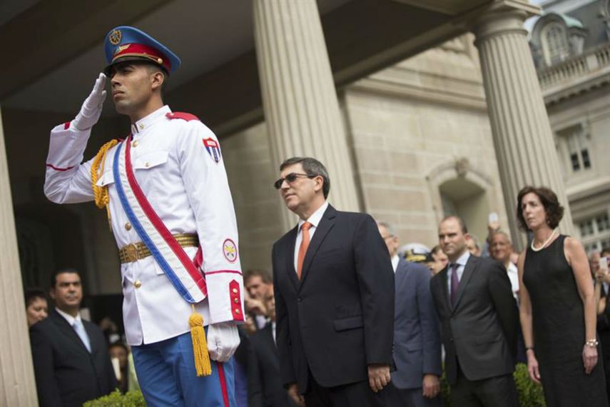 El canciller cubano, Bruno Rodríguez antes de izar la bandera nacional en la que será la embajada del país en Washington (EFE)