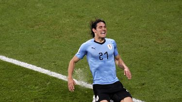 Cavani, que guio la victoria del cuadro suramericano con dos tantos, salió lesionado del encuentro y podría perderse el próximo juego.