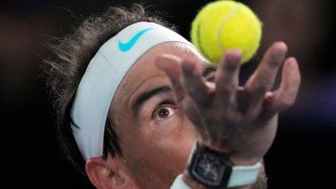 El español Rafa Nadal realiza un saque en el encuentro ante el estadounidense Mackenzie McDonald en el Abierto de Australia, el miércoles 18 de enero de 2023&nbsp;