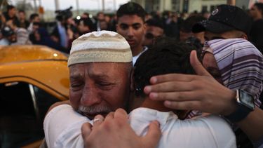 Los familiares dan la bienvenida a los evacuados palestinos de Sudán devastado por la guerra a su llegada a la Franja de Gaza a través del cruce fronterizo de Rafah con Egipto, el 28 de abril de 2023.