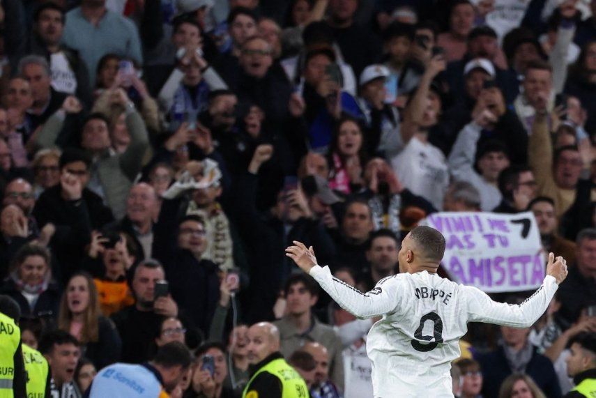 El delantero francés #09 del Real Madrid, Kylian Mbappé, celebra su tercer gol durante el partido de la liga española entre el Real Madrid CF y el Club Deportivo Leganés SAD en el estadio Santiago Bernabéu de Madrid el 29 de marzo de 2025.