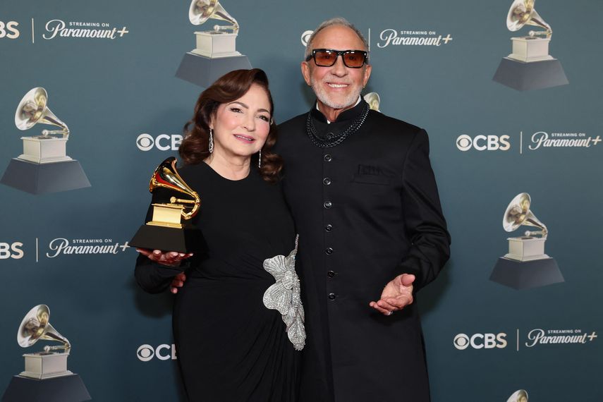 Gloria Estefan (izquierda), ganadora del premio al Mejor Álbum Latino Tropical por “Raíces”, posa en la sala de prensa junto a Emilio Estefan (derecha) durante la 68ª edición de los Premios GRAMMY en el Crypto.com Arena el 1 de febrero de 2026 en Los Ángeles, California.