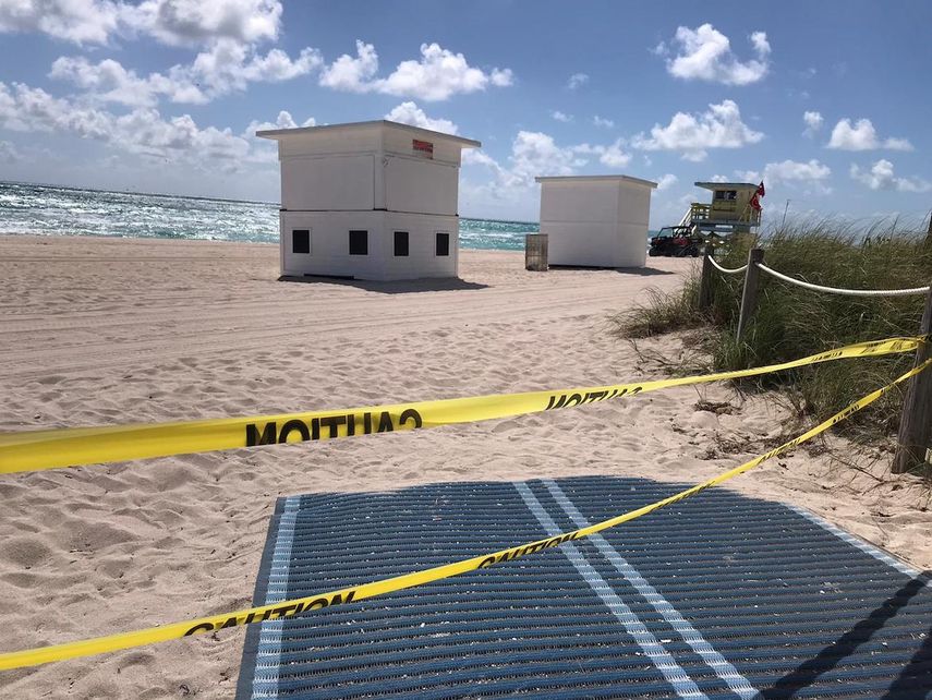 Cintas de seguridad indican que las playas están cerradas por el coronavirus.&nbsp;