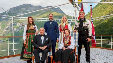 El rey Harald V de Noruega, la reina Sonja de Noruega, la princesa Ingrid Alexandra de Noruega, el príncipe heredero Haakon de Noruega, la princesa heredera Mette-Marit de Noruega y el príncipe Sverre Magnus de Noruega posan para una foto grupal a bordo del barco real Norway en el fiordo de Geiranger el 31 de agosto de 2024, donde asisten a la boda de la princesa Marta Luisa de Noruega y su futuro esposo Durek Verrett. &nbsp; &nbsp;