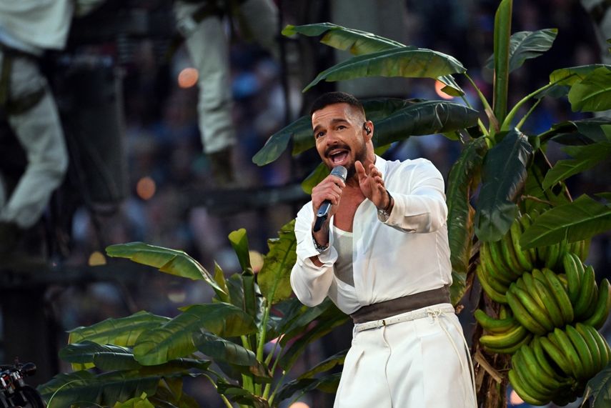 Ricky Martin actúa en el medio tiempo del Super Bowl.