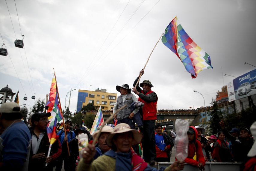 Los partidarios del expresidente Evo Morales bloquean una carretera en El Alto, Bolivia, el jueves 14 de noviembre de 2019.