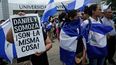 Manifestantes protestan fuera de la jesuita Universidad Centroamericana de Nicaragua, UCA, en reclamo del 6 % de su presupuesto nacional en Managua, Nicaragua, el 2 de agosto de 2018. Los jesuitas anunciaron el miércoles 16 de agosto de 2023 que el régimen nicaragüense ordenó la confiscación de bienes de la UCA, considerada la más importante y prestigiosa universidad privada del país.