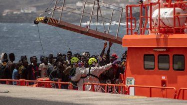 Un grupo de 136 migrantes africanos llega al puerto de La Restinga a bordo del buque español Guardamar Caliope de Salvamento Marítimo, tras ser rescatados de una embarcación frente a las costas de la isla canaria de El Hierro el 26 de agosto de 2024