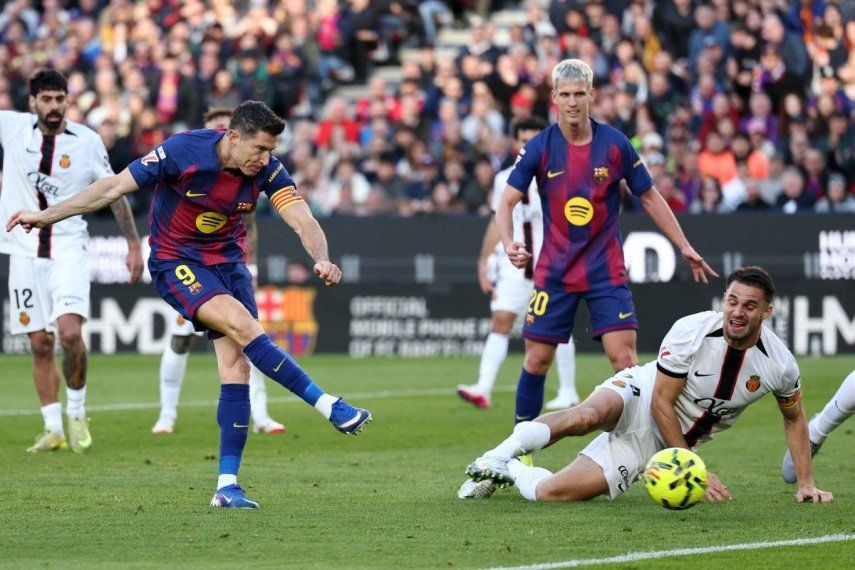 El delantero polaco #09 del Barcelona Robert Lewandowski marca el primer gol durante el partido de fútbol de la liga española entre el FC Barcelona y el RCD Mallorca en el estadio Camp Nou de Barcelona el 7 de febrero de 2026.&nbsp;